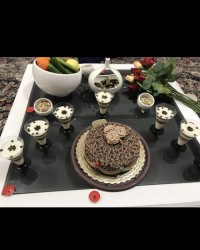 میز تولد ساده.البته کیک کارمن نبود ولی دوست داشتم تو ارشیو عکسام باشه