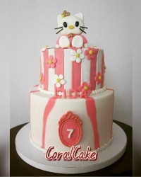 کیک شیفون با تزیین فوندانت و عروسک کیتی