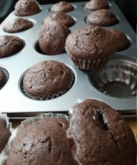 کاپ کیکهای شکلاتی من با تکه های شکلات