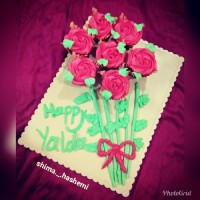 کاپ کیک شکلاتی با مغز کرمفیل و گردو و تزیین رزت خامه ای