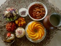 پلوخورش قیمه با سالادکاهو وسالادکلم وترشی گوجه وترشی مخلوط وشور وماست