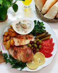 سینه مرغ گریل شده با سس قارچ