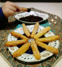 چوروس با سس شکلاتی (شیرینی اسپانیایی)