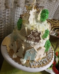 سلام دوستای گل اینم کیک تولد خواهرم که خودش درست کرده نظرتون چیه?