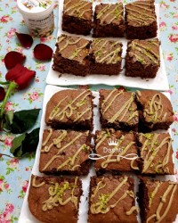 کیک شکلاتی با کرم ارده وپسته