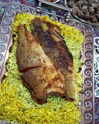 باقالی پلو با ماهی شوریده کنارش یه رنگینک خوشمزه