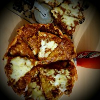 پیتزاگوشت وقارچ (فاطیما قارچ دوست نداره رنده میزنم تا متوجه نشه)