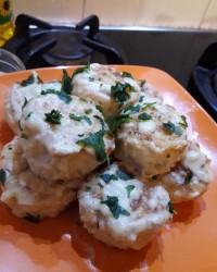 کوفته مرغ با سس خامه تند