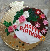 کیک خامه ای با تزیینات فوندانت