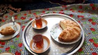 کیک سیب با چای خیلی خوشمزس?????
