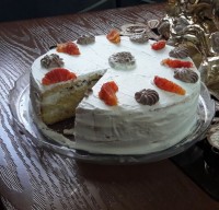 کیک اسفنجی با فیلینگ موز و گردو