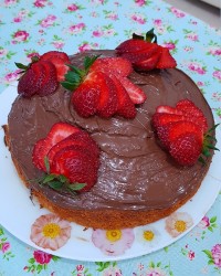 کیک ساده خانگی با روکش نوتلا