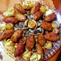 مشته کباب باقارچ سرخ شده ودورچین گل سیب زمینی