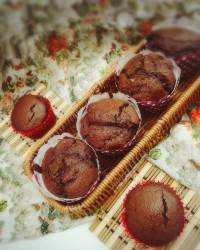 کاپ کیک شکلاتی باتکه های شکلات تلخ وشیری