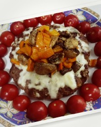 همبرگر با قارچ و پنیر