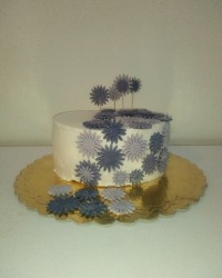 کیک خامه ایی با تزیینات فوندانت