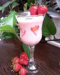 اسموتی توت فرنگی با ماست و شیر