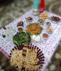 اینم افطارمون در کنار مادر عزیزمممم.جای پدرم سر سفرمون خالیه .روحش شاد یادش گرامی