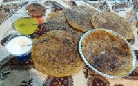 اینم نون محلی خوشمزه ماباروغن محلی وعسل دسپخت مادربزرگ عزیرم