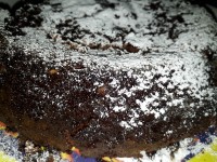 کیک کاکائویی با سس گاناش و پودر قند..