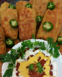 پیراشکی گوشت و مرغ با سس خردل ، مایونز و کچاپ