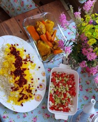 زرشک پلو با مرغ و سالاد شیرازی