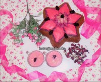 کیک شاه توت و برش خورده ان