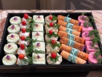 سینی فینگر فود شامل راتا.ساق عروس.اردو قارچ.کاناپ پنیر