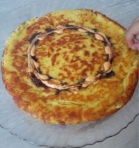 اینم یه جور کوکوی ساده ی سیب زمینی که خوشمزه شد البته دخترم نذاشت تزیین کنم ببخشید دوستان ساده فرستادم