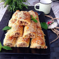 پیراشکی گوشت با خمیر یوفکا