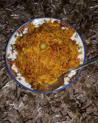 ماکارونیی خووشمزه با گوشت مرغ وروغن کنجد