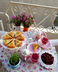 عصرونه مون باقلوا با خمیر خونگی وچای آلبالو