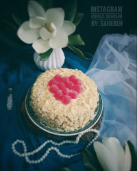 کیک نارگیلی با سس شکلات سفید