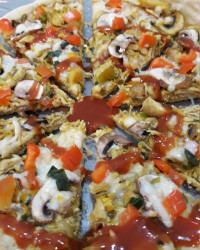 پیتزا مرغ و قارچ و گوشت و قارچ