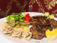 کتلت همراه با مخلفات