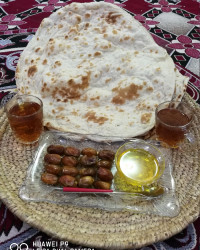 نان داغ وروغن محلی