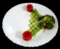 دورچین با خیار وگوجه