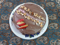 یک کیک با روکش شکلاتی