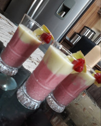 اسموتی توت فرنگی با کلم بروکلی و آووکادو