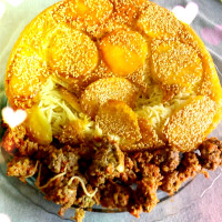 ماکارونی با ته دیگ سیب زمینی کنجدی