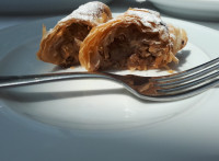 باقلوا با مغز کشمش و پوره سیب