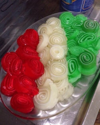 ژله رولی البته این اشتباهی امده اون موقع و میدانم کپیه