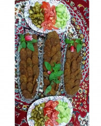 کتلت با مخلفات دست پخت خواهری