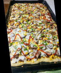 کیک شکلاتی و پتزا خانواده برای یه دور همی دوستانه