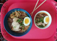 سوپ نودل و مرغ پر ادویه (ژاپنی)