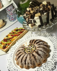 کیک شلیل کیک اسفنجی با تزعین شکلات و تارت با کرم پاتی سیر