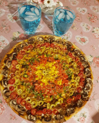 یه پیتزای خوشمزززه تو بالکن خونه مون