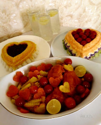 خوراک مرغ ، سالاد و برنج قالبی