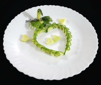 پرنده با خیار