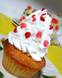 کاپ کیک وانیلی با مغز شکلات